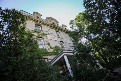 Hi- Ottawa Jail Hostel