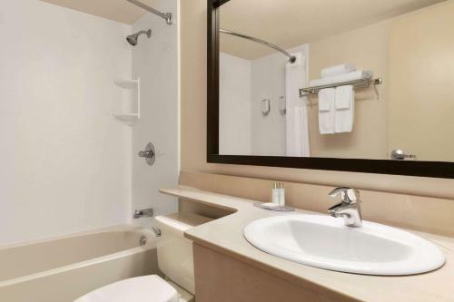 Hotel Travelodge Suites By Wyndham Moncton