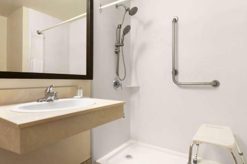 Hotel Travelodge Suites By Wyndham Moncton