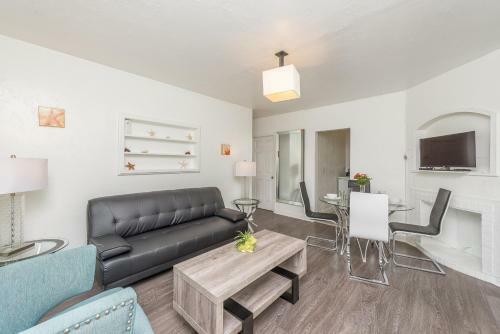Courtyard Two-bedroom Apartments By Royal Stays