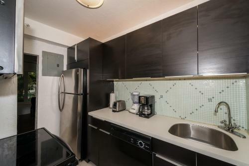 Courtyard Two-bedroom Apartments By Royal Stays