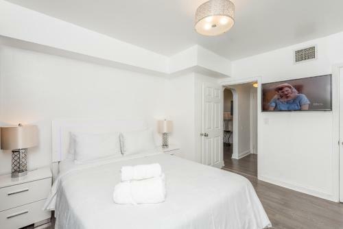 Courtyard Two-bedroom Apartments By Royal Stays