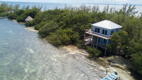 Hotel Thatch Caye Resort