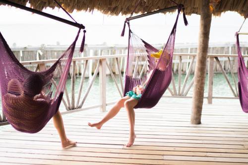 Hotel Thatch Caye Resort