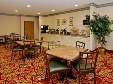 Hotel Comfort Suites At Metro Center