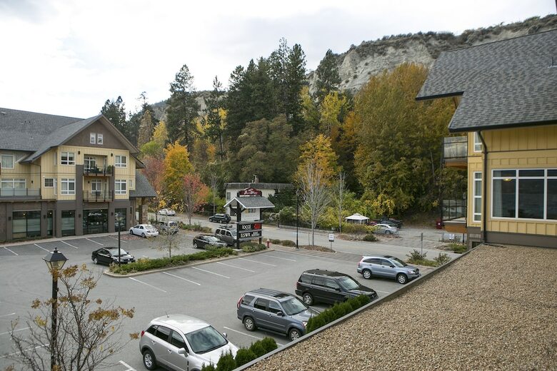 Hotel Summerland Waterfront Resort