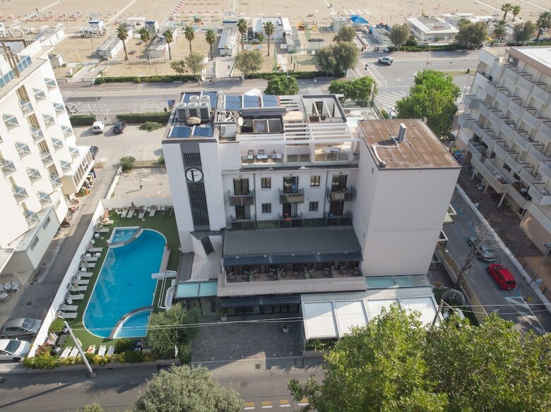 Hotel Ferretti Beach