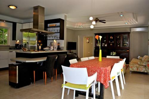 Parrot Villa