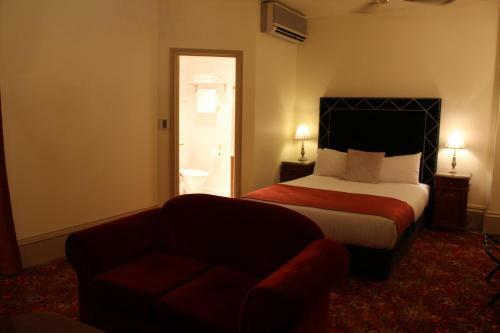 Macquarie Manor Hotel