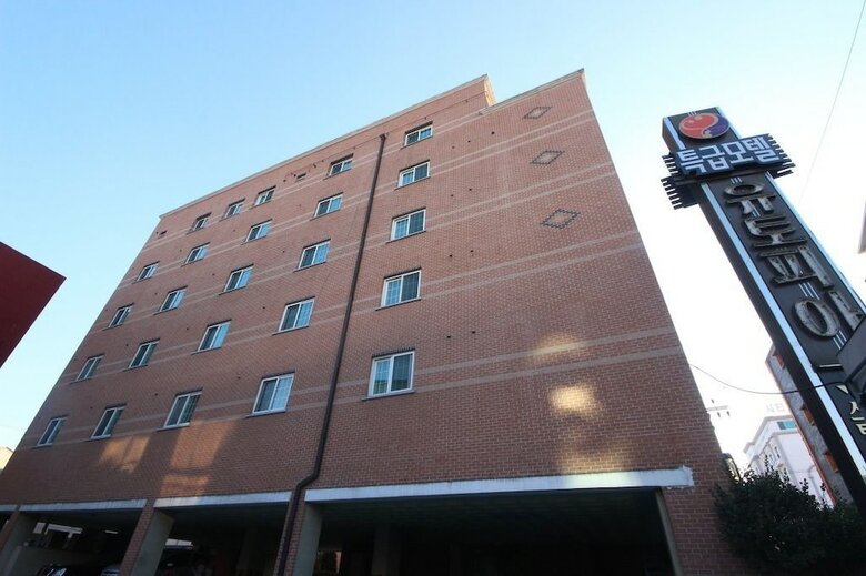 Utopia Hotel
