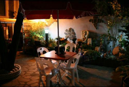 Hostal J Garden House