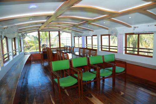 Hotel Beach Paradise Day Cruise Houseboat
