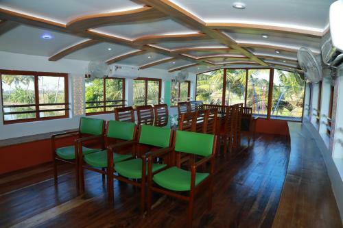 Hotel Beach Paradise Day Cruise Houseboat