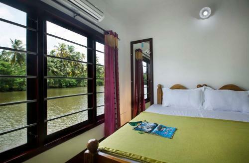 Hotel Beach Paradise Day Cruise Houseboat