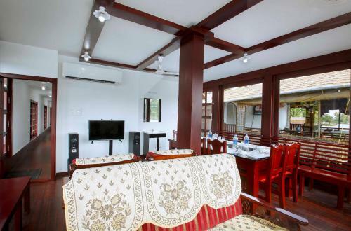 Hotel Beach Paradise Day Cruise Houseboat