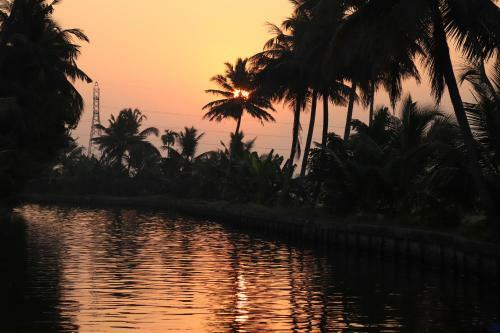Hotel Beach Paradise Day Cruise Houseboat