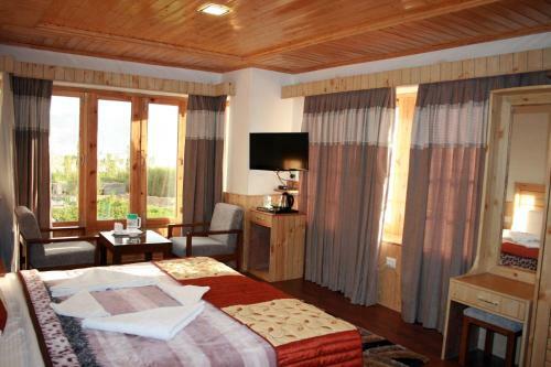 Hotel Charu Palace