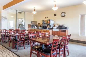 Hotel Rodeway Inn & Suites