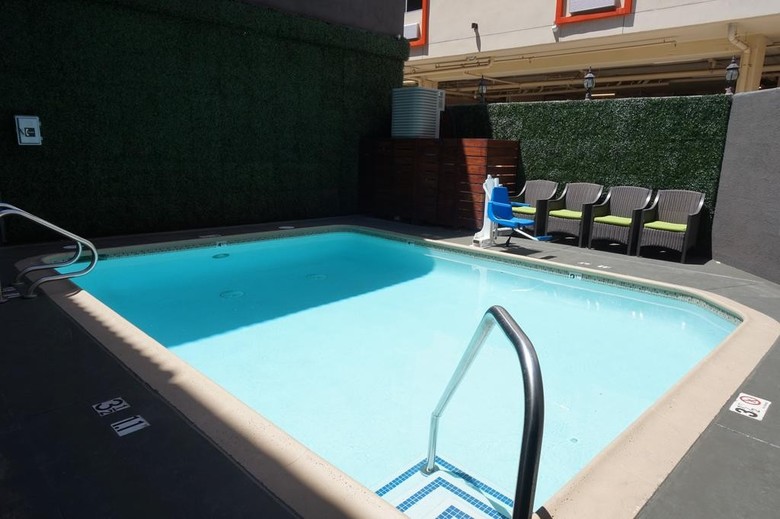 Blvd Hotel & Suites