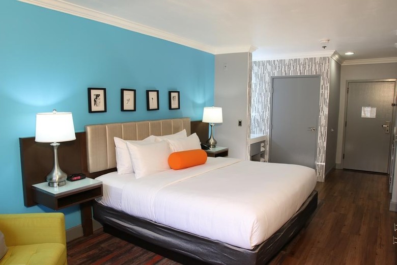 Blvd Hotel & Suites