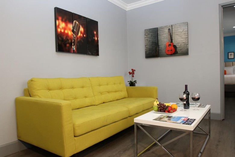Blvd Hotel & Suites