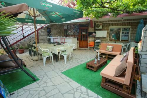 Hostal Guesthouse Adi