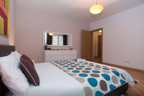 Apartment Center 2