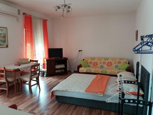 Hostal Apartman Carine