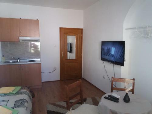 Hostal Apartman Carine
