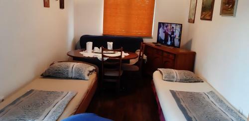 Hostal Apartman Carine