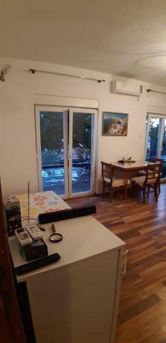 Hostal Apartman Carine