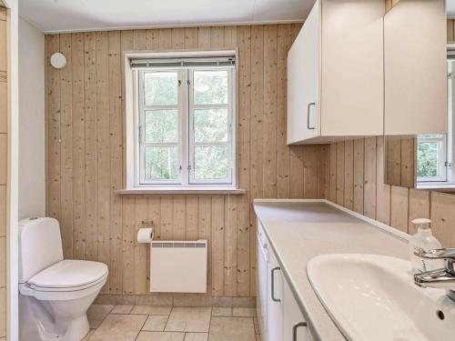 Four-bedroom Holiday Home In Aakirkeby 3