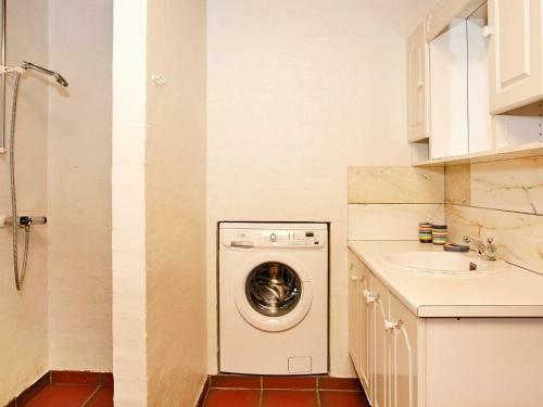 Three-bedroom Holiday Home In L�kken 72