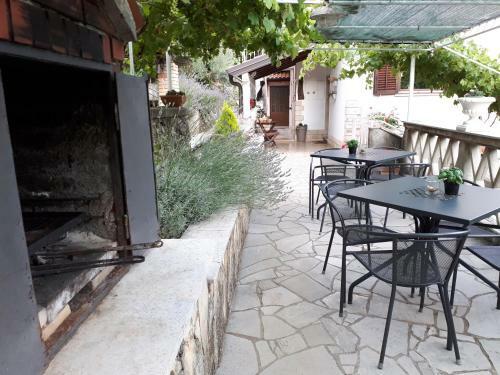 Apartment And B&B Mikleus