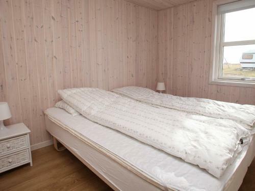 Three-bedroom Holiday Home In L�kken 40