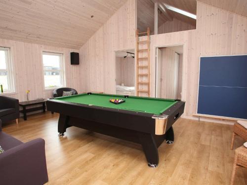 Three-bedroom Holiday Home In L�kken 40