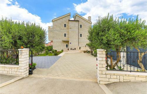 Two-bedroom Apartment In Kastel Kambelovac