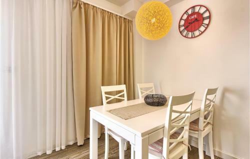 Two-bedroom Apartment In Kastel Kambelovac