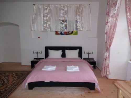 Hotel Ka?tie? Biela D�ma A ?ierny Rytier