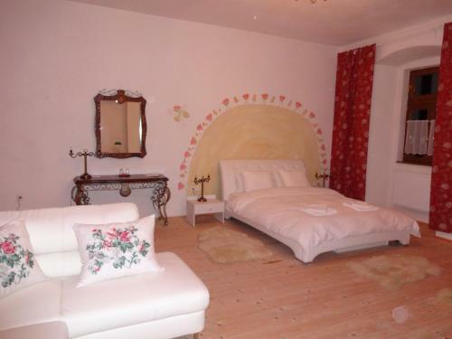 Hotel Ka?tie? Biela D�ma A ?ierny Rytier