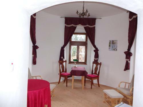 Hotel Ka?tie? Biela D�ma A ?ierny Rytier