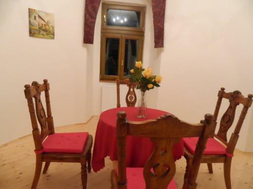 Hotel Ka?tie? Biela D�ma A ?ierny Rytier