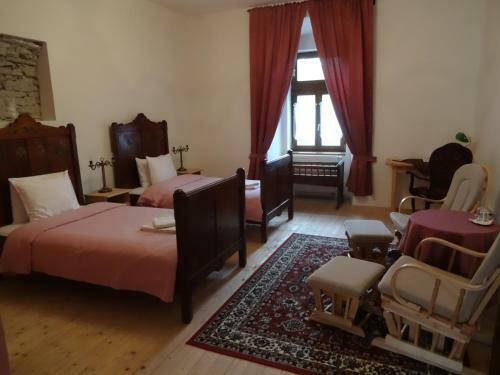 Hotel Ka?tie? Biela D�ma A ?ierny Rytier