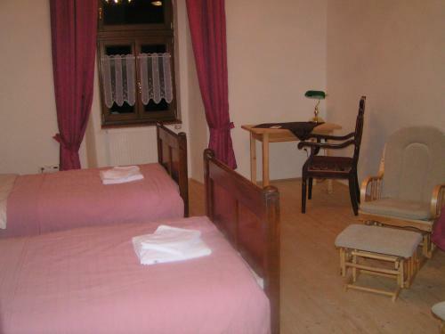 Hotel Ka?tie? Biela D�ma A ?ierny Rytier