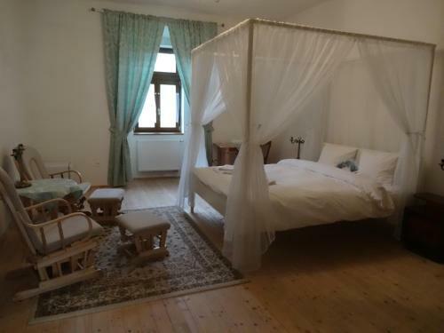 Hotel Ka?tie? Biela D�ma A ?ierny Rytier