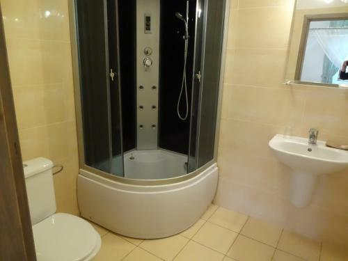 Hotel Ka?tie? Biela D�ma A ?ierny Rytier