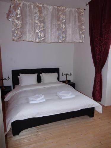 Hotel Ka?tie? Biela D�ma A ?ierny Rytier
