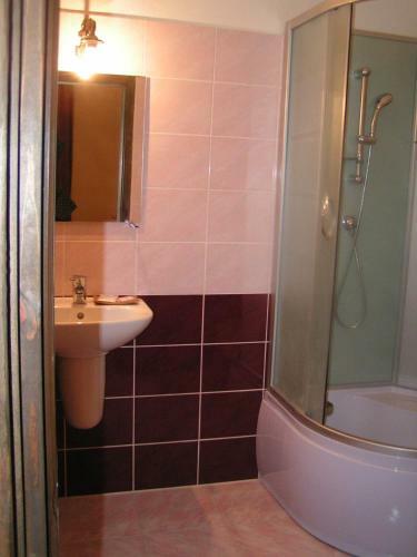 Hotel Ka?tie? Biela D�ma A ?ierny Rytier