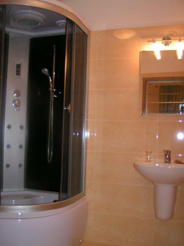 Hotel Ka?tie? Biela D�ma A ?ierny Rytier