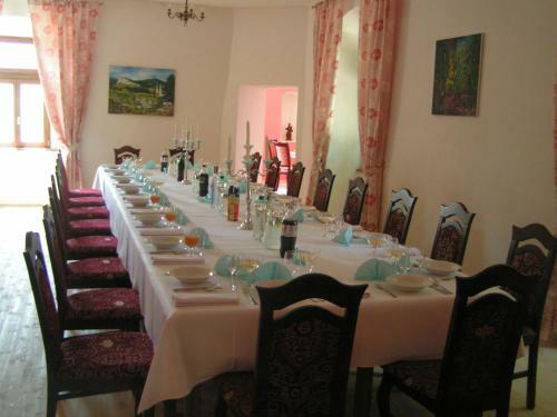 Hotel Ka?tie? Biela D�ma A ?ierny Rytier